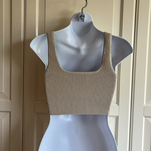 Babaton Aritzia Sculpt Knit
Squareneck Cropped Tank Taupe Size Small - Picture 3 of 12
